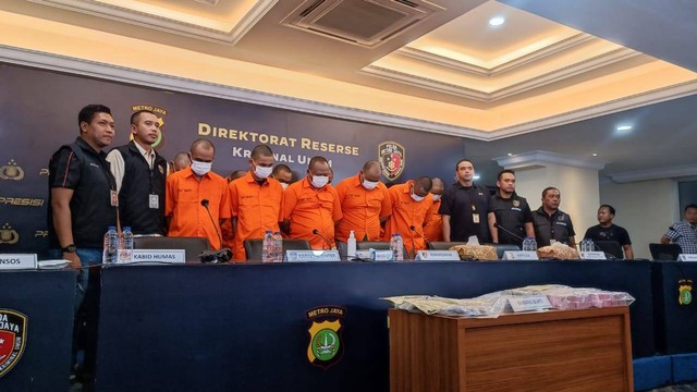 Polisi menunjukkan tersangka dalam jumpa pers TPPO atau sindikat perdagangan ginjal, di Polda Metro Jaya.
 Foto: Thomas Bosco/kumparan