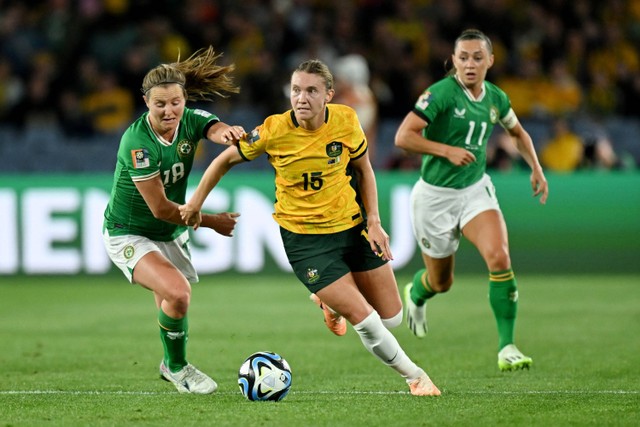 Pemain Timnas Wanita Australia Clare Hunt berusaha melewati pemain Timnas Wanita Irlandia Kyra Carusa pada pertandingan Grup B Piala Dunia Wanita 2023 di Stadion Australia, Sydney, Australia, Kamis (20/7/2023).  Foto: Jaimi Joy/REUTERS 