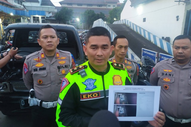 Pers rilis kasus tabrak lari di Mapolrestabes Bandung pada Kamis (20/7). Foto: Rachmadi Rasyad/kumparan