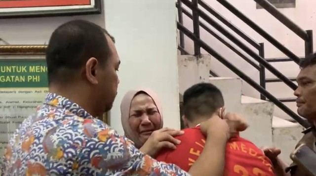 Momen orang tua Ken Admiral peluk anak AKBP Achiruddin, Aditya Hasibuan, usai persidangan lanjutan perkara penganiayaan di PN Medan pada Kamis (20/7/2023).  Foto: Dok. Istimewa