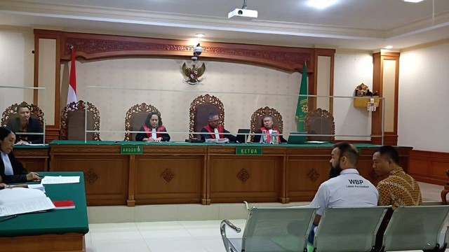 WN Suriah Mohammad Nizar Zghaib saat menjalani sidang dakwaan di Pengadilan Tipikor Denpasar, Kamis (20/7/2023).  Foto: Denita BR Matondang/kumparan