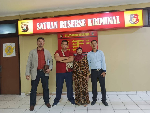 Ngatiyem bersama anaknya serta kuasa hukum pasca-melaporkan kejadian tuduhan di Polrestabes Palembang, Foto : Istimewa