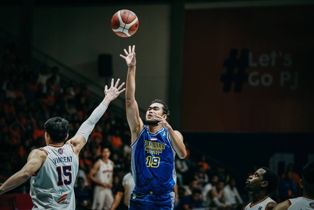 Gim pertama final IBL 2023 di Hall Basket Senayan, Jakarta, pada Kamis (20/7), antara Pelita Jaya vs Prawira Bandung. Foto: IBL