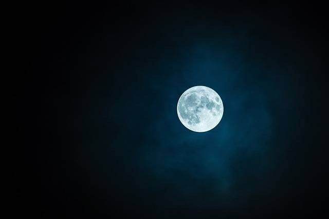 Malam suro adalah. Foto Hanya Ilustrasi. Sumber: Pixabay/ rkarkowski