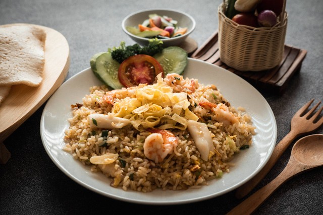 Ilustrasi Nasi Goreng Terkenal di Bandung Nikmat dan Nagih. Foto: Unsplash/R Eris Prayatama.