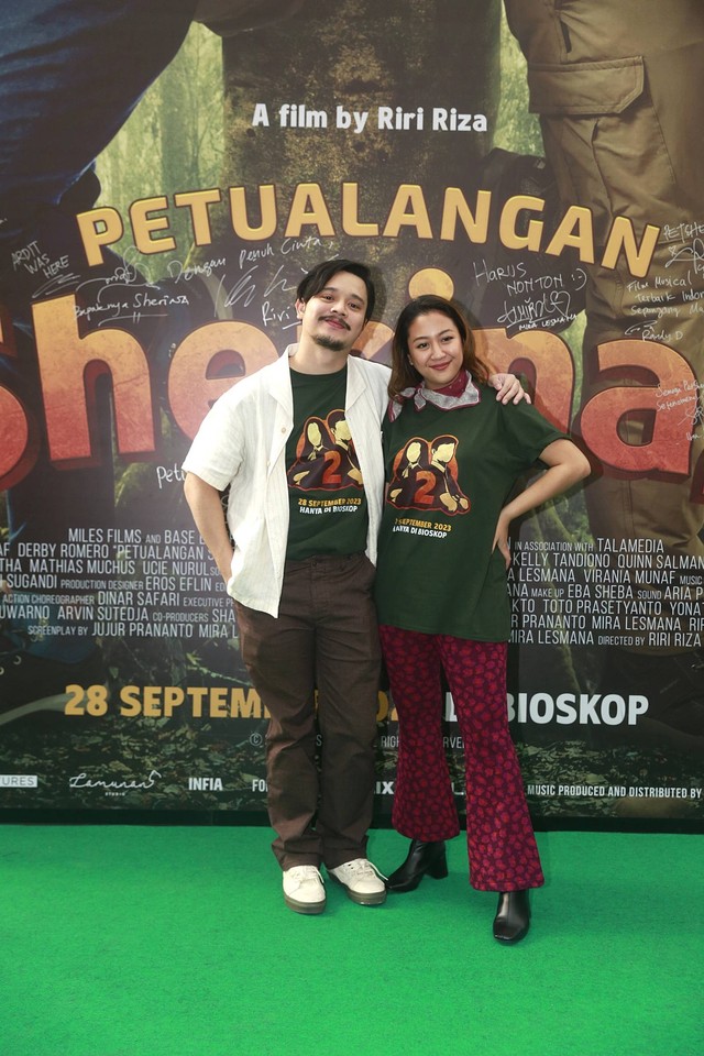 Sherina bersama Derby Romero saat konferensi pers launching poster dan trailer film Petualangan Sherina 2 di Epicentrum, Jakarta, Kamis (20/7/2023). Foto: Dok. Agus Apriyanto