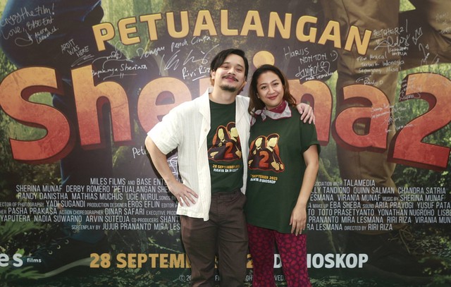 Sherina bersama Derby Romero saat konferensi pers launching poster dan trailer film Petualangan Sherina 2 di Epicentrum, Jakarta, Kamis (20/7/2023). Foto: Dok. Agus Apriyanto