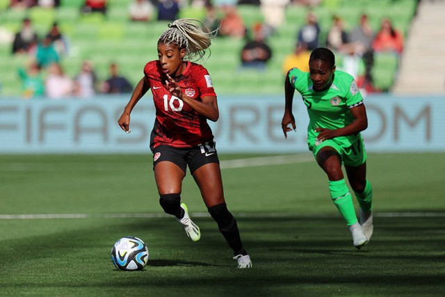 Pemain Kanada Ashley Lawrence beraksi dengan pemain Nigeria Francisca Ordega pada Piala Dunia Wanita 2023 di Melbourne Rectangular Stadium, Melbourne, Australia, Jumat (21/7/2023). Foto: Asanka Brendon Ratnayake/REUTERS