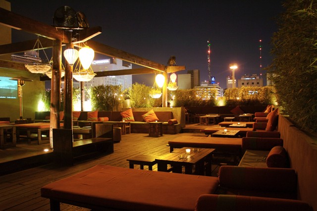 Restoran rooftop dengan pemandangan indah di Malang, foto hanya ilustrasi: Unsplash/Brands&People