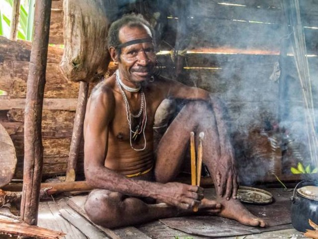 pria dari suku hutan nomaden korowai. foto: istockphoto.com/12MN