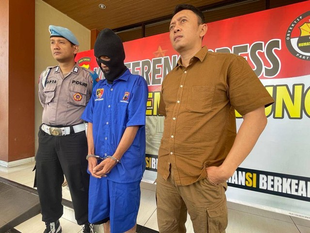 Polisi menunjukkan K (47), tersangka kasus pencabulan terhadap anak kandung, saat gelar perkara di Mapolres Temanggung, Kamis (20/7/2023). Foto: ari/Tugu Jogja