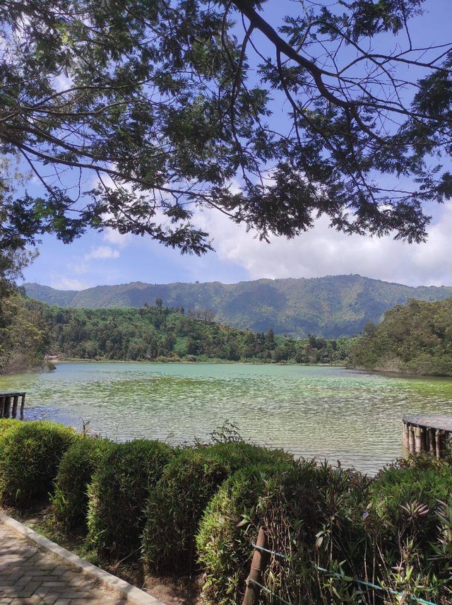 Telaga Warna, foto disaat Telaga berwarna hijau toska. (Sumber Foto: koleksi pribadi Ferinurfirdaus/ 2022)