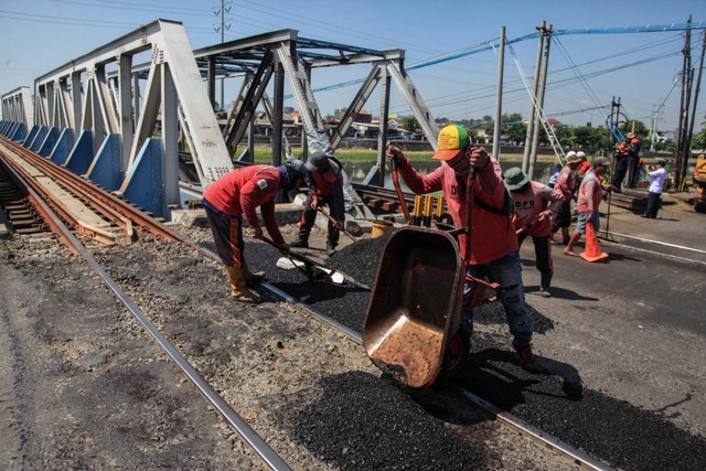 Sejumlah pekerja memperbaiki jalur kereta api di perlintasan Madukoro Raya, Semarang, Jawa Tengah. Foto: Makna Zaezar/ANTARA FOTO