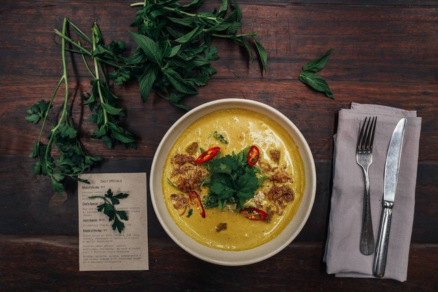 Tengkleng adalah masakan dari bahan tulang kambing dan rasanya lezat / Foto hanya ilustrasi, https://www.pexels.com/photo/soup-dish-on-a-ceramic-bowl-5865282/