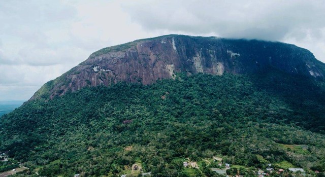 Gunung Kelam, batu monolit terbesar di Indonesia yang berada di Kabupaten Sintang. Kamu bisa mendaki kepuncaknya lewat jalur via ferrata. Foto: Dok Hi!Pontianak