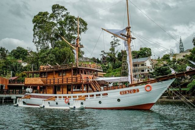 Pinisi Kenzo, pinisi wisata pertama di Danau Toba, Sumatera Utara. Foto: Dok. Kemenparekraf