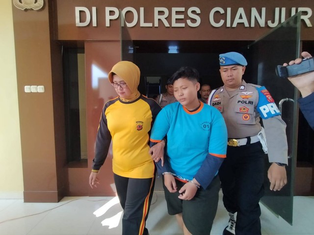 Nabila, salah satu tersangka penusukan wanita sopir taksi online di Cianjur. Dok: kumparan.