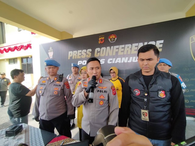 Kapolres Cianjur AKBP Aszhari Kurniawan (tengah) dan Kasat Reskrim Polres Cianjur Iptu Tono Listianto. Foto: Dok. kumparan