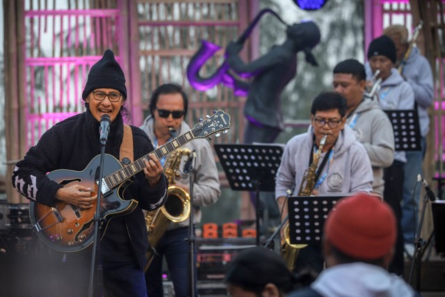 Musisi Mus Mujiono tampil di Jazz Gunung Bromo 2023 di Probolinggo, Jawa Timur, Jumat (21/7/2023).
 Foto: Jamal Ramadhan/kumparan