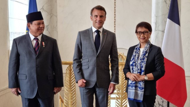 Menlu Retno dan Menhan Prabowo lakukan kunjungan kehormatan kepada Presiden Prancis Macron (21/7). Foto: Kemlu RI