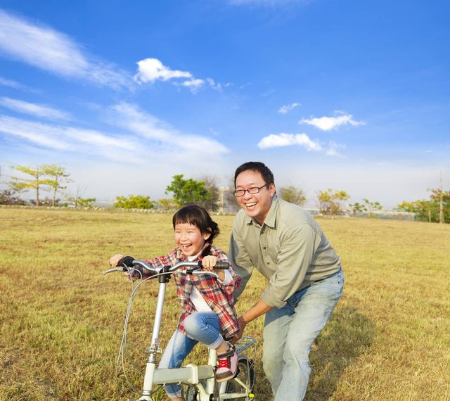 Ilustrasi Ayah Mengajarkan Filosofi Bersepeda pada Anak. Foto: Shutterstock