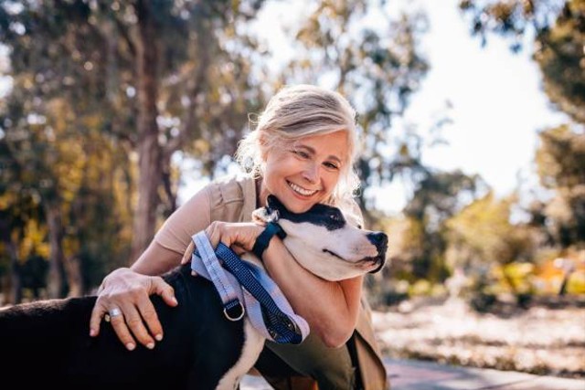 Ilustrasi seorang wanita dan seekor anjing. Sumber foto : https://www.istockphoto.com/id/foto/wanita-tersenyum-dan-anjingnya-di-hari-bersalju-gm1222600361-358809718?phrase=persahabatan+hewan+di+hutan 