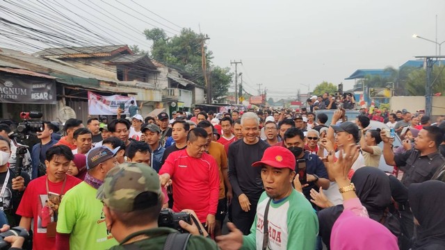 Bacapres PDIP Ganjar Pranowo hingga Wali Kota Solo Gibran Rakabuming Raka jalan pagi bersama di Jalan Pahlawan, Citeureup, Bogor, Jawa Barat, Sabtu (22/7). Foto: Jonathan Devin/kumparan