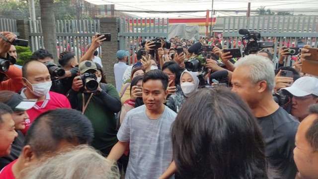 Bacapres PDIP Ganjar Pranowo hingga Wali Kota Solo Gibran Rakabuming Raka jalan pagi bersama di Jalan Pahlawan, Citeureup, Bogor, Jawa Barat, Sabtu (22/7) Foto: Jonathan Devin/kumparan