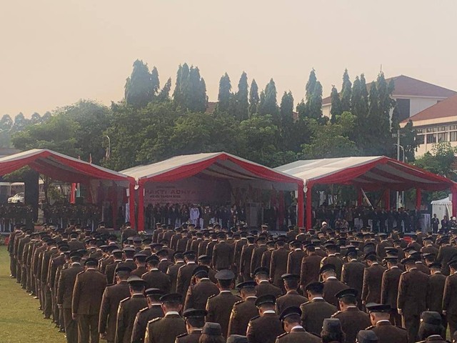 Presiden Jokowi pimpin upacara hari bhakti adhyaksa kejaksaan agung RI. Foto: Paulina Herasmaranindar/kumparan