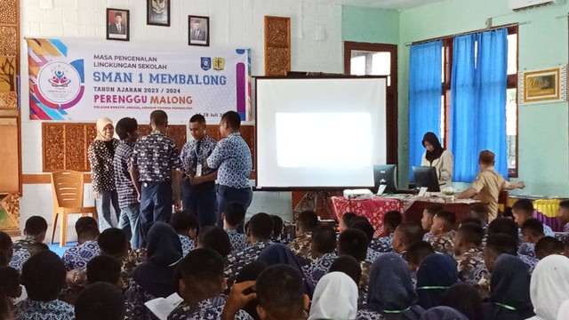 Gerakan Masyarakat Wirausaha (Gemawira) bersama UMKM Sahabat Sandi Uno menggelar pelatihan kewirausahaan kepada pelajar SMAN 1 Membalong, Kabupaten Belitung, Kepulauan Bangka Belitung, Jumat (21/7/2023). Foto: Dok. Istimewa