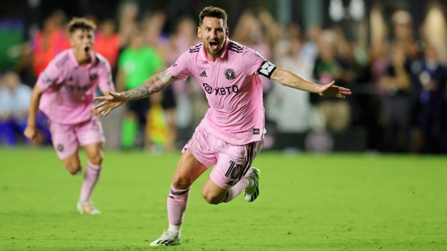 Pemain depan Inter Miami CF Lionel Messi (10) merayakan setelah mencetak gol melawan Cruz Azul pada babak kedua di Stadion DRV PNK. Foto: Sam Navarro-USA TODAY Sports
