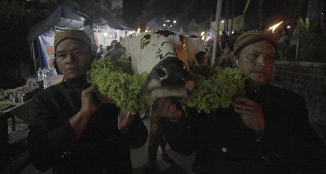 Suasana kirab malam 1 Suro di Desa Lencoh, Kecamatan Selo, Kabupaten Boyolali, Jawa Tengah, Selasa (18/7) Foto: Faiz Zulfikar/kumparan