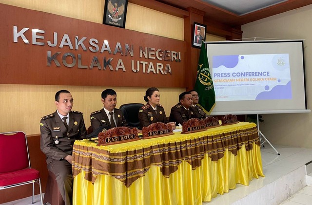 Kejari Kolaka Utara saat press conference kasus dugaan korupsi bandara. Foto: Lukman/kendarinesia