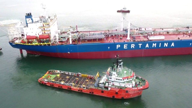 Pertamina Trans Kontinental (PTK), anak usaha PIS, turut membantu towing kapal FSO Pertamina Abherka menuju lepas pantai Jawa Timur. Foto: PTK.