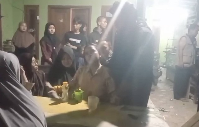 Tangkapan layar video korban kesurupan. Dok: Ist.