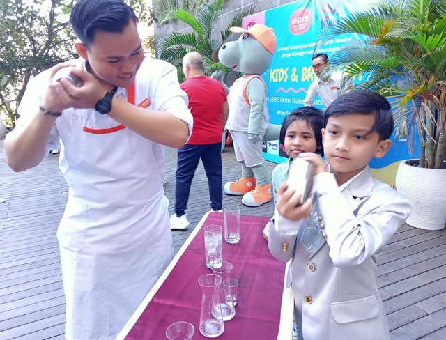 Aksi Rain saat menjadi bartender cilik dalam Bartender Kids Show yang digelar Harris Gubeng, Sabtu (22/7). Foto-foto: Masruroh/Basra