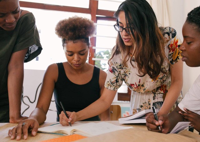 Briefing adalah salah satu cara untuk mempersiapkan anggota sebelum acara. Sumber : pexels.com