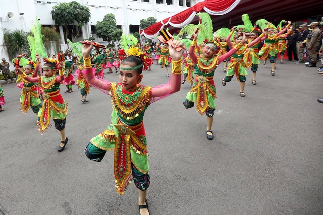 Talenta muda Surabaya saat tampil dalam pembukaan Surabaya Cross Culture International Folk Art Festival minggu lalu. Foto: Dok. Basra