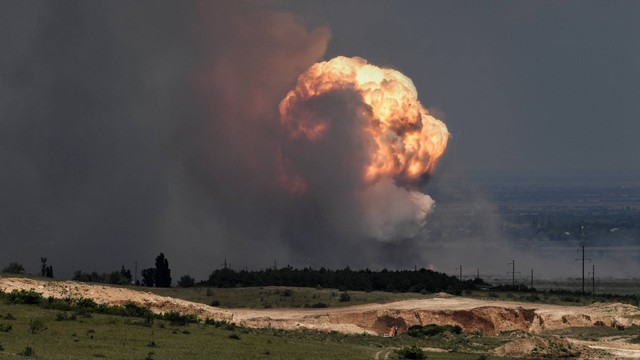 Sebuah gambar menunjukkan ledakan amunisi yang disebabkan oleh kebakaran di lapangan pelatihan militer di distrik Kirovsky Krimea pada 19 Juli 2023. Foto: VIKTOR KOROTAYEV/KOMMERSANT PHOTO/AFP