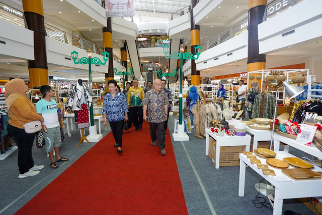 Wagub DIY, Sri Paduka Paku Alam dan Kepala Dekranasda DIY, GKR Hemas, meninjau pameran bertajuk SiBakul Jelajah Nusantara di Duta Mall Banjarmasin pada Jumat (21/7). Foto: Dok. Istimewa