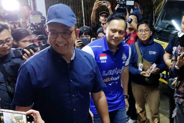 Bacapres Anies Baswedan dan Ketum Demokrat Agus Harimurti Yudhoyono tiba di Padepokan Voli Jenderal Pol Kunarto, Sentul, Jawa Barat, Sabtu (22/7/2023). Foto: Jonathan Devin/kumparan