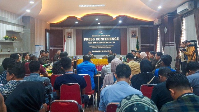 Konferensi Pers di Kejati Aceh. Foto: Habil Razali. 