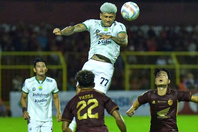 Laga PSM Makassar vs Persib Bandung pada Liga 1 2023/24, Sabtu (22/7/2023). Foto: Instagram/@persib