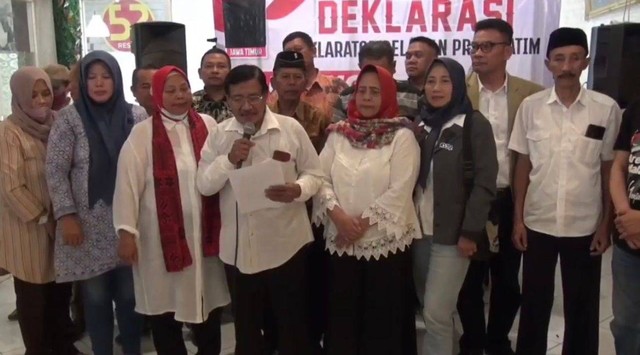 Deklarator Projo Jatim, Madchan HR, bersama relawan Projo dari berbagai provinsi di Pulau Jawa mendeklarasikan dukungannya kepada Ganjar Pranowo di Kota Malang, Sabtu (22/7/2023). Foto: Dok. Istimewa