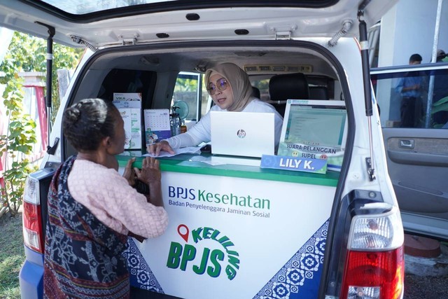 Direktur Jaminan Pelayanan Kesehatan BPJS Kesehatan Lily Kresnowati ikut memberi layanan langsung kepada peserta di Kantor Desa Namangkewa, Kecamatan Kangae, Kabupaten Sikka, Nusa Tenggara Timur, Jumat (21/7/2023). Foto: Dok. BPJS Kesehatan