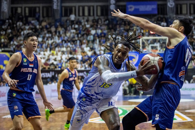 Dua pebasket Pelita Jaya Bakrie Jakarta Vincent Rivaldi Kosasih (kanan) berusaha menghadang laju pebasket Prawira Harum Bandung Jarred Dwayne Shaw (tengah) pada babak Final IBL 2023 di GOR C-Tra Arena, Bandung, Jawa Barat, Sabtu (22/7/2023). Foto: M Agung Rajasa/ANTARA FOTO