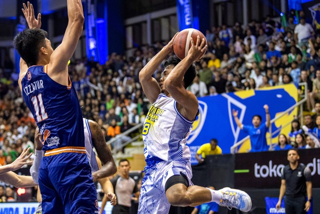 Pebasket Prawira Harum Bandung Yudha Saputera (kanan) berusaha mengoper bola dibayangi pebasket Pelita Jaya Bakrie Jakarta Aldy Izzatur Rachman (kiri) pada babak Final IBL 2023 di GOR C-Tra Arena, Bandung, Jawa Barat, Sabtu (22/7/2023). Foto: M Agung Rajasa/ANTARA FOTO