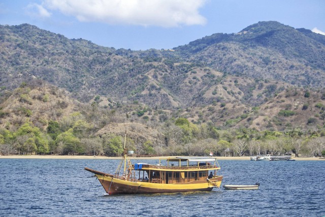 Kapal Pinisi di Pulau Komodo. Foto: Shutterstock