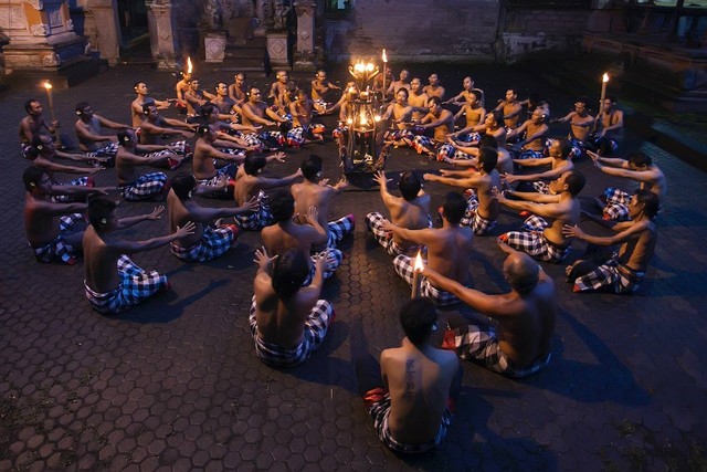 Ilustrasi Tari Kecak berasal dari Provinsi, Sumber: Pexels/Jeffry Surianto