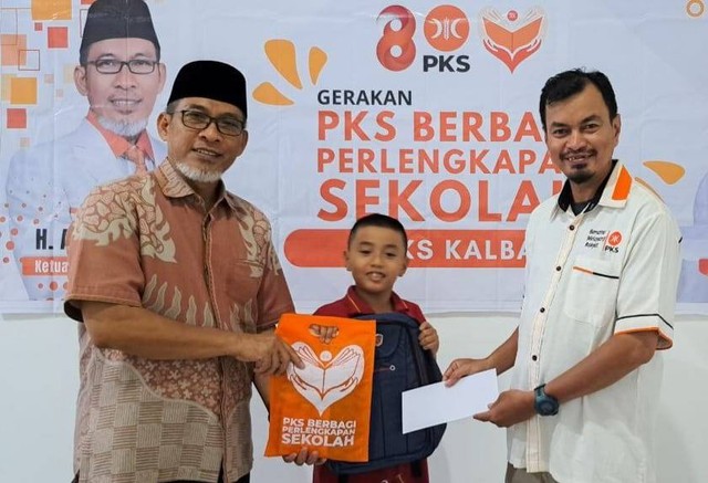 Anggota DPRD Kalbar sekaligus Ketua DPW PKS Arif Joni, membagikan paket perlengkapan sekolah. Foto: Dok. Istimewa